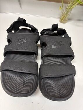 Nike men’s size 10  Black Double-Strap Adjustable Sandals been used once